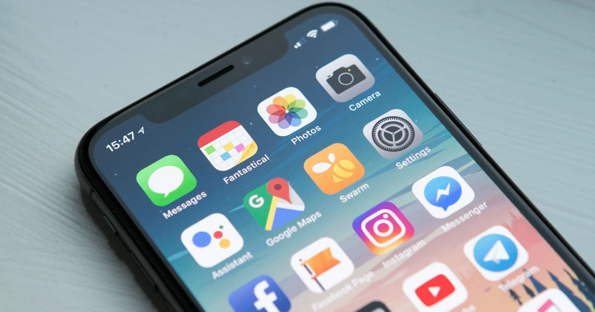 在 iPhone 上禁用应用程序追踪 IPVanish 的方法如下：  1. **打开设定**：在你的 iPhone 主屏幕上，找到并点击“设定”图标。  2. **选择隐私与安全性**：向下滚动并选择“隐私与安全性”。  3. **进入追踪**：在隐私设置中，找到“追踪”选项并点击进入。  4. **关闭允许应用追踪**：在这里，你可以看到「允许应用请求追踪」的开关。将其关闭，这样所有应用程序都将无法追踪你的行为。  5. **检查个别应用**：你还可以向下滚动查看已安装的应用列表，手动关闭你不想让其追踪的应用。  这样，你就成功禁用了 iPhone 上的应用程序追踪功能。